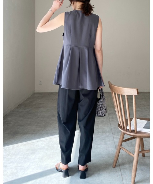 She's Closet(シーズクローゼット)の「ノースリーブVネックタックフレアペプラムジレベスト(ベスト・レディース・チャコールグレー/ブラック/アイボリー・FREE)」の14枚目の写真