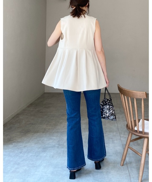 She's Closet(シーズクローゼット)の「ノースリーブVネックタックフレアペプラムジレベスト(ベスト・レディース・チャコールグレー/ブラック/アイボリー・FREE)」の20枚目の写真