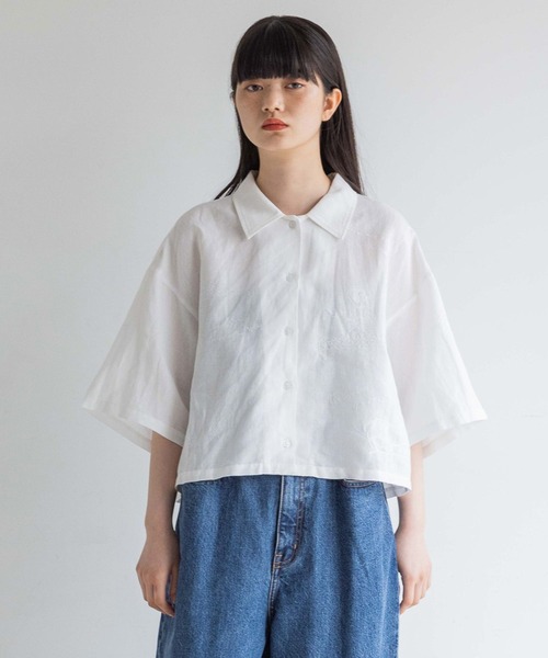 yuw(ユウ)の「シシュウシャツ/SS 113128(シャツ/ブラウス・レディース・ホワイト/ブラック・FREE)」の1枚目の写真