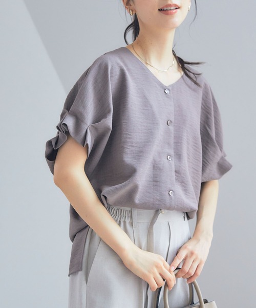 CROSS FUNCTION（クロスファンクション）の「《洗える・シワになりにくい・UVカット・接触冷感》サマナチュラ袖ボリュームタックブラウス【CF/クロスファンクション】セットアップ可能（シャツ/ブラウス・レディース・モカ/ネイビー/ピンク/ライトベージュ/ライトブルー/チャコールグレー・S/M/L/LL）」の2枚目の写真