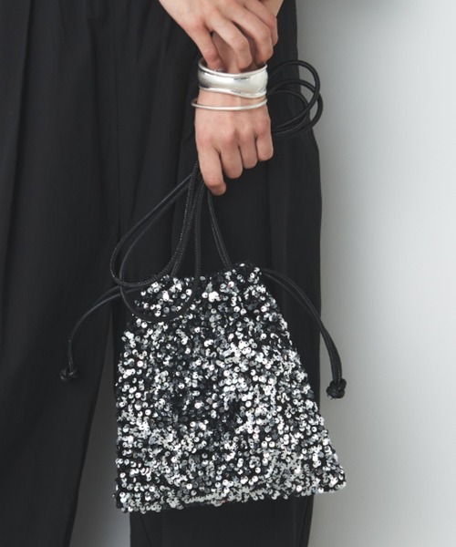 Libra Cue(リブラ キュー)の「スパンコール巾着ショルダー(ショルダーバッグ・レディース・シルバー/マルチ・FREE)」の1枚目の写真