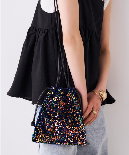 Libra Cue(リブラ キュー)の「スパンコール巾着ショルダー(ショルダーバッグ・レディース・シルバー/マルチ・FREE)」の2枚目の写真