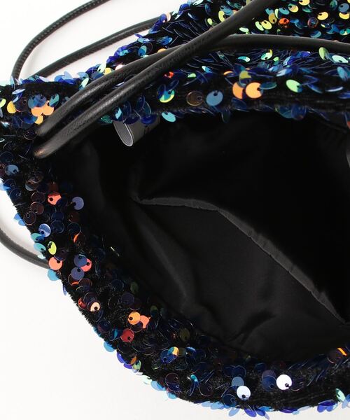 Libra Cue(リブラ キュー)の「スパンコール巾着ショルダー(ショルダーバッグ・レディース・シルバー/マルチ・FREE)」の8枚目の写真
