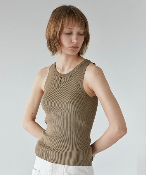 LA PEAU DE GEM(ラポドゥジェム)の「【LA PEAU DE GEM】パット付きアメスリニット(タンクトップ・レディース・ブラック/バーガンディー/ベージュ・FREE)」の3枚目の写真