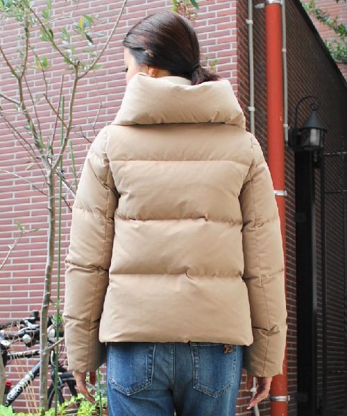 CROON A SONG（クルーンアソング）の「タフタピーチショートダウン（ダウンジャケット/コート・レディース・ブラック/ベージュ/ネイビー・38）」の18枚目の写真