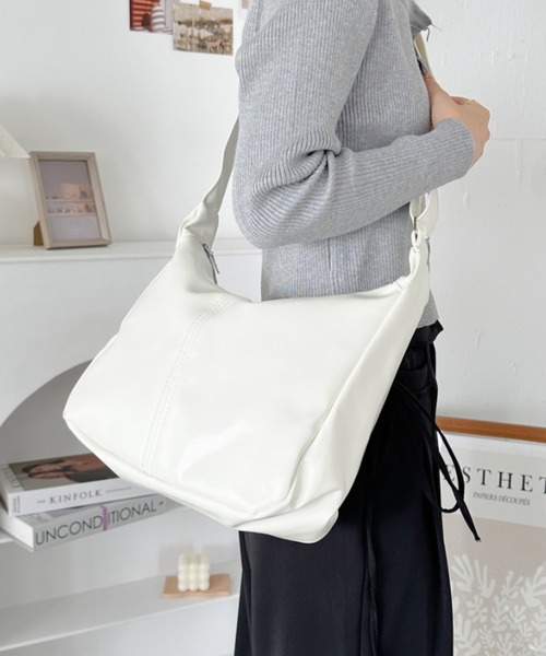 ホワイト合成皮革ショルダーバッグ セール】ワイドベルトフェイクレザーショルダーバッグ（ショルダー