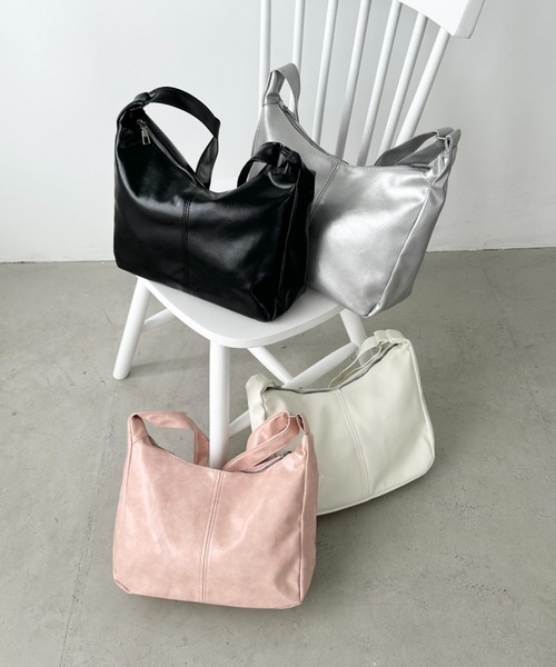 URBAN OUTFITTER☆フェイクレザー Hobo ショルダーバッグ Kimchi Blue Bow Faux Leather Hobo Bag | Urban Outfitters