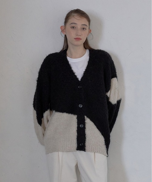 MINERTE(ミネルテ)の「【MINERTE】loop yarn intarsia V neck cardigan / ブークレインターシャVネックカーディガン(カーディガン/ボレロ・レディース・ブラック/チャコールグレー・FREE)」の2枚目の写真