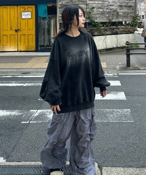 XU（エックスユー）の「ストリートファッション XU エックスユー washed design sweatshirt ウォッシュドデザインスウェットシャツ 刺しゅうロゴスウェット トレーナー 長袖スウェットシャツ オーバーサイズ 韓国ストリート ストリートファッション グランジ（スウェット・メンズ・チャコール/ネイビー・ONE SIZE）」の4枚目の写真