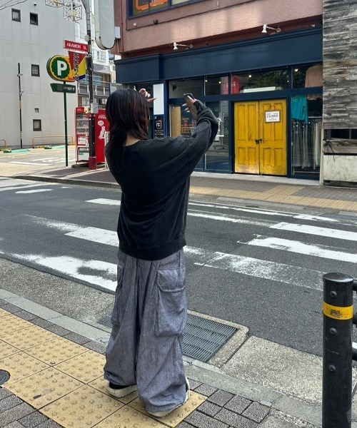 XU（エックスユー）の「ストリートファッション XU エックスユー washed design sweatshirt ウォッシュドデザインスウェットシャツ 刺しゅうロゴスウェット トレーナー 長袖スウェットシャツ オーバーサイズ 韓国ストリート ストリートファッション グランジ（スウェット・メンズ・チャコール/ネイビー・ONE SIZE）」の7枚目の写真