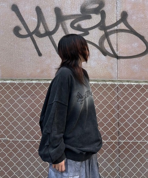 XU（エックスユー）の「ストリートファッション XU エックスユー washed design sweatshirt ウォッシュドデザインスウェットシャツ 刺しゅうロゴスウェット トレーナー 長袖スウェットシャツ オーバーサイズ 韓国ストリート ストリートファッション グランジ（スウェット・メンズ・チャコール/ネイビー・ONE SIZE）」の8枚目の写真