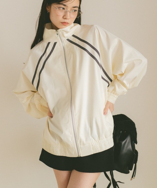 VANNIE U（ヴァニーユー）の「ダブルラインオーバールーズトラックジャケット（ブルゾン・レディース・ブラック/アイボリー・FREE）」の2枚目の写真