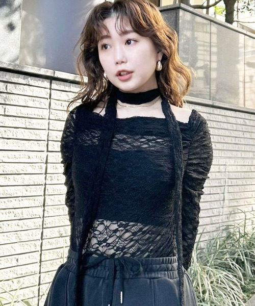 LILY BROWN（リリーブラウン）の「ドレープオフショルレーストップス
