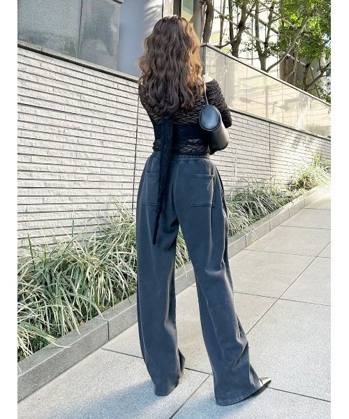 LILY BROWN（リリーブラウン）の「ドレープオフショルレーストップス