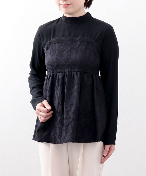 MICO COULIER（ミコクリエ）の「《オケージョン対応》フローラルジャガードドッキングブラウス（シャツ/ブラウス・レディース・ブラック/グレイッシュベージュ・38）」の2枚目の写真