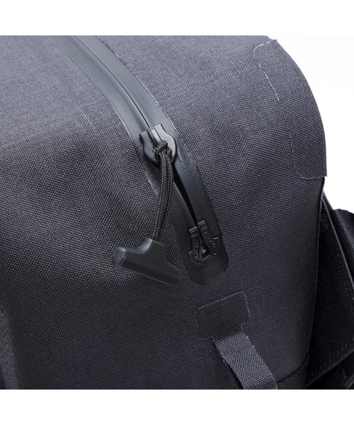 CHROME（クローム）の「［ CHROME / クローム ］KADET MAX WP BK_BLACK / カデット マックス ウォータープルーフ ブラック 完全防水 17L スリング バッグ ボディバッグ 14'PC収納 両肩対応（ボディバッグ/ウエストポーチ・メンズ・ブラック・FREE）」の6枚目の写真