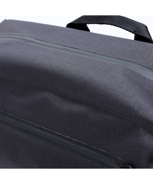 CHROME（クローム）の「［ CHROME / クローム ］KADET MAX WP BK_BLACK / カデット マックス ウォータープルーフ ブラック 完全防水 17L スリング バッグ ボディバッグ 14'PC収納 両肩対応（ボディバッグ/ウエストポーチ・メンズ・ブラック・FREE）」の8枚目の写真