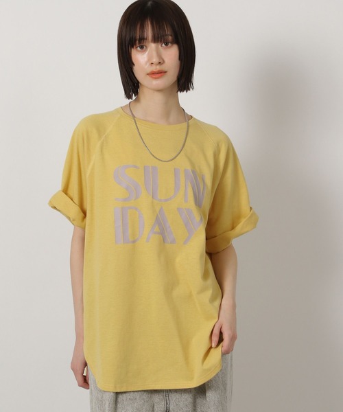 LAKOLE（ラコレ）の「ラウンドロゴプリントT / 450065（Tシャツ/カットソー・レディース・チャコールグレー/オフホワイト/ブルー/イエロー・FREE）」の4枚目の写真