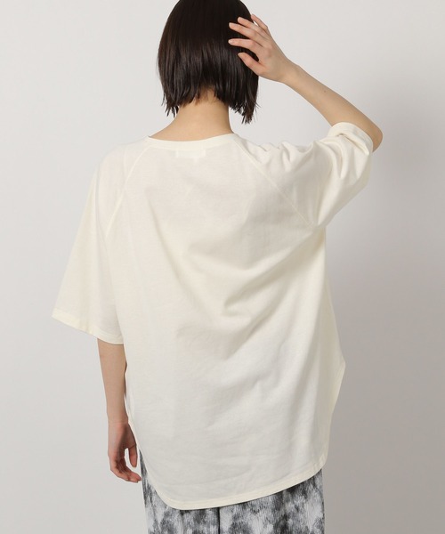 LAKOLE（ラコレ）の「ラウンドロゴプリントT / 450065（Tシャツ/カットソー・レディース・チャコールグレー/オフホワイト/ブルー/イエロー・FREE）」の7枚目の写真