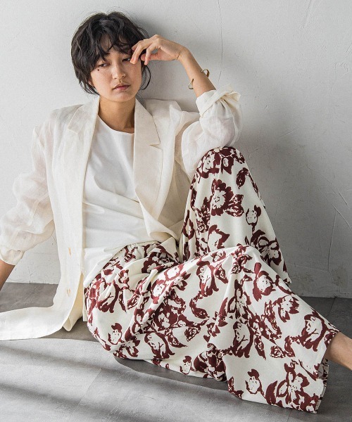 MAYSON GREY(メイソングレイ)の「フラワープリントリラックスタックワイドパンツ(その他パンツ・レディース・ブラック系その他/ホワイト系その他・M)」の5枚目の写真