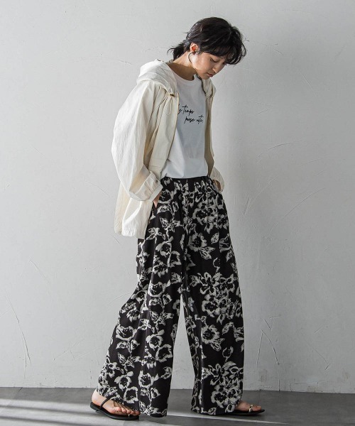 MAYSON GREY(メイソングレイ)の「フラワープリントリラックスタックワイドパンツ(その他パンツ・レディース・ブラック系その他/ホワイト系その他・M)」の20枚目の写真