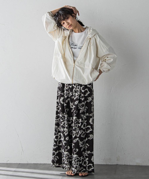 MAYSON GREY(メイソングレイ)の「フラワープリントリラックスタックワイドパンツ(その他パンツ・レディース・ブラック系その他/ホワイト系その他・M)」の21枚目の写真