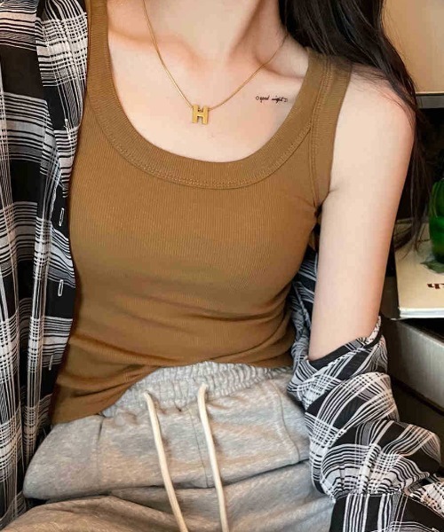 Teem Store(チームストア)の「シンプルカラータンクトップ(タンクトップ・レディース・ブラック/ベージュ/ブラウン/グレー/カーキ/ピンク/イエロー/ホワイト・F)」の5枚目の写真