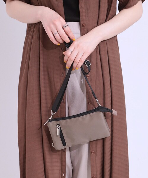 SHOO・LA・RUE（シューラルー）の「【撥水】2層ミニショルダーバッグ（ショルダーバッグ・レディース・ブラック/ダークグレー/ライトパープル・00）」の2枚目の写真