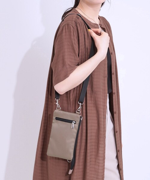 SHOO・LA・RUE（シューラルー）の「【撥水】2層ミニショルダーバッグ（ショルダーバッグ・レディース・ブラック/ダークグレー/ライトパープル・00）」の4枚目の写真