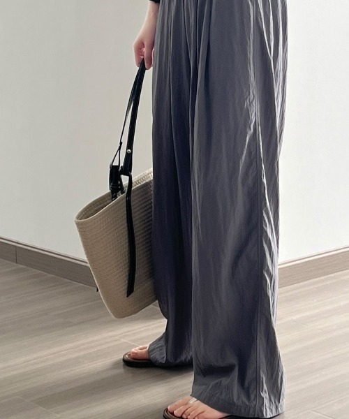 Forcement(フォースメント)の「ラフ加工ウエストゴムドレープワイドパンツ(その他パンツ・レディース・チャコールグレー/ブラック/アイボリー/ダークグレー・FREE)」の11枚目の写真