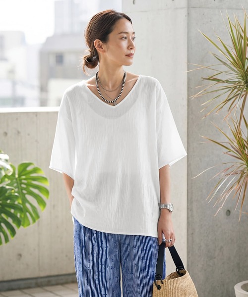 STYLE DELI(スタイルデリ)の「微シアー楊柳VネックTシャツ型ブラウス(シャツ/ブラウス・レディース・ブラック/ホワイト・FREE)」の1枚目の写真