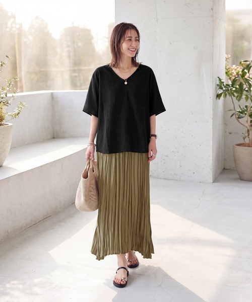 STYLE DELI(スタイルデリ)の「微シアー楊柳VネックTシャツ型ブラウス(シャツ/ブラウス・レディース・ブラック/ホワイト・FREE)」の3枚目の写真