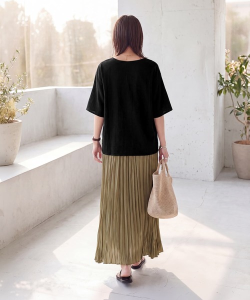 STYLE DELI(スタイルデリ)の「微シアー楊柳VネックTシャツ型ブラウス(シャツ/ブラウス・レディース・ブラック/ホワイト・FREE)」の4枚目の写真