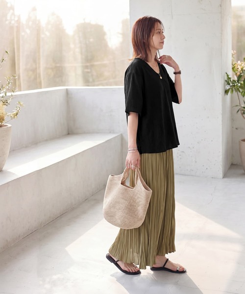STYLE DELI(スタイルデリ)の「微シアー楊柳VネックTシャツ型ブラウス(シャツ/ブラウス・レディース・ブラック/ホワイト・FREE)」の5枚目の写真