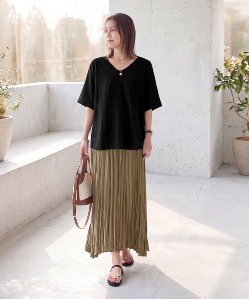 STYLE DELI(スタイルデリ)の「微シアー楊柳VネックTシャツ型ブラウス(シャツ/ブラウス・レディース・ブラック/ホワイト・FREE)」の6枚目の写真