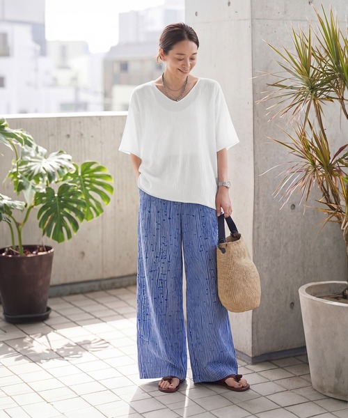 STYLE DELI(スタイルデリ)の「微シアー楊柳VネックTシャツ型ブラウス(シャツ/ブラウス・レディース・ブラック/ホワイト・FREE)」の7枚目の写真