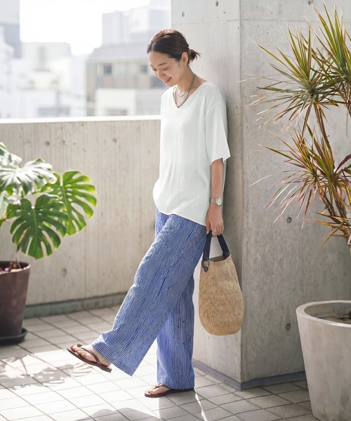 STYLE DELI(スタイルデリ)の「微シアー楊柳VネックTシャツ型ブラウス(シャツ/ブラウス・レディース・ブラック/ホワイト・FREE)」の8枚目の写真