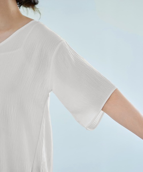 STYLE DELI(スタイルデリ)の「微シアー楊柳VネックTシャツ型ブラウス(シャツ/ブラウス・レディース・ブラック/ホワイト・FREE)」の10枚目の写真
