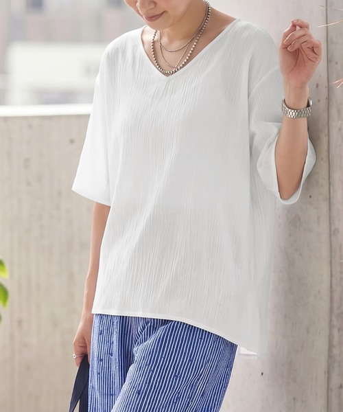 STYLE DELI(スタイルデリ)の「微シアー楊柳VネックTシャツ型ブラウス(シャツ/ブラウス・レディース・ブラック/ホワイト・FREE)」の13枚目の写真