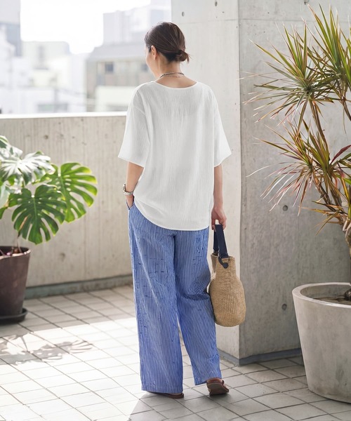 STYLE DELI(スタイルデリ)の「微シアー楊柳VネックTシャツ型ブラウス(シャツ/ブラウス・レディース・ブラック/ホワイト・FREE)」の14枚目の写真
