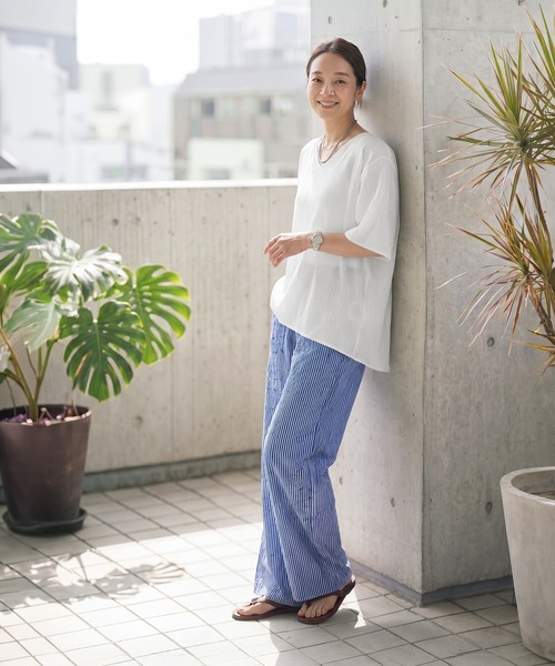 STYLE DELI(スタイルデリ)の「微シアー楊柳VネックTシャツ型ブラウス(シャツ/ブラウス・レディース・ブラック/ホワイト・FREE)」の15枚目の写真