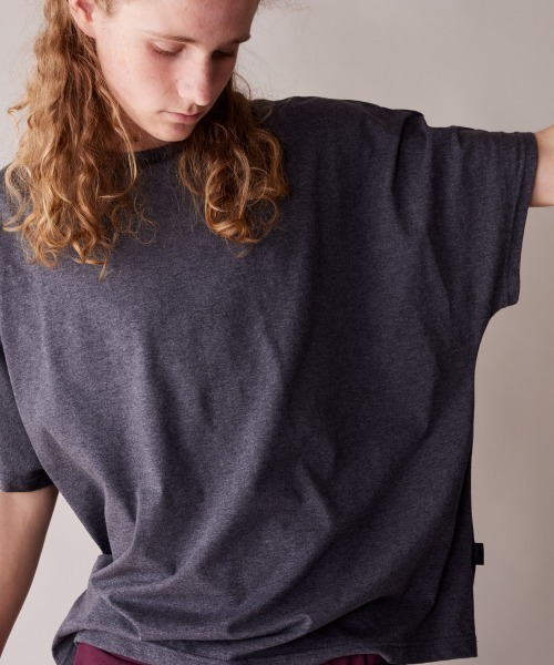 rehacer(レアセル)の「rehacer : Dolman Drape CS / ドルマンドレープ カットソー(Tシャツ/カットソー・メンズ・チャコールグレー/グレイッシュベージュ/スミクロ・SMALL/MEDIUM/LARGE/X-LARGE)」の4枚目の写真