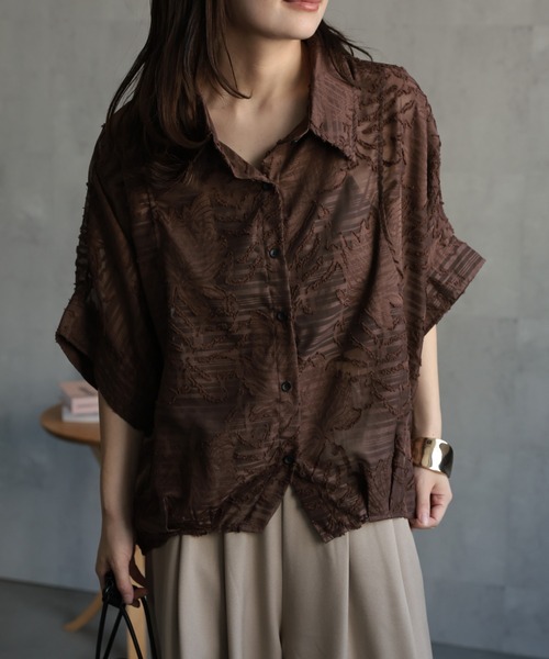 ap retro（アプレトロ）の「ジャガードフラワーブラウス / シアーシャツ《動画あり》（シャツ/ブラウス・レディース・ブラック/ホワイト/ライトブルー/ボルドー/ブラウン・FREE）」の3枚目の写真