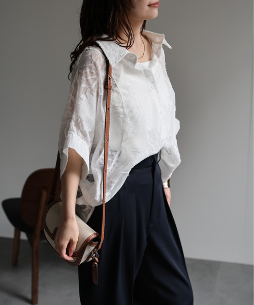 ap retro（アプレトロ）の「ジャガードフラワーブラウス / シアーシャツ《動画あり》（シャツ/ブラウス・レディース・ブラック/ホワイト/ライトブルー/ボルドー/ブラウン・FREE）」の2枚目の写真