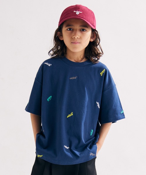 PAIRMANON STREET（ペアマノンストリート）の「【PAIRMANON STREET】総柄 刺繍 ロゴ オーバーサイズ Tシャツ（Tシャツ/カットソー・キッズ・ホワイト/ネイビー/ブラック・100/140/90/160/150/120/110/130）」の3枚目の写真