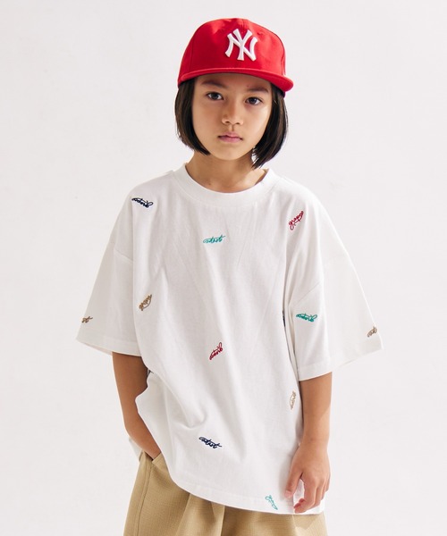 PAIRMANON STREET（ペアマノンストリート）の「【PAIRMANON STREET】総柄 刺繍 ロゴ オーバーサイズ Tシャツ（Tシャツ/カットソー・キッズ・ホワイト/ネイビー/ブラック・100/140/90/160/150/120/110/130）」の2枚目の写真