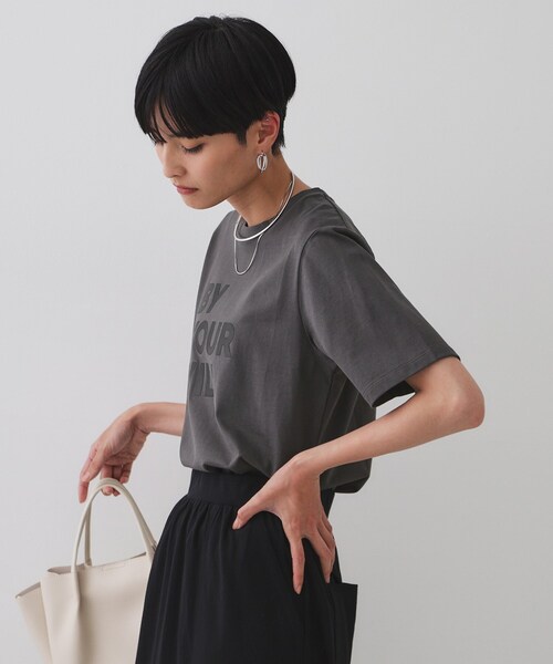 OPAQUE.CLIP(オペークドットクリップ)の「◆ロゴプリントTシャツ【洗濯機洗い可】(Tシャツ/カットソー・レディース・ホワイト/チャコールグレー/ライトベージュ・38/40/42)」の8枚目の写真