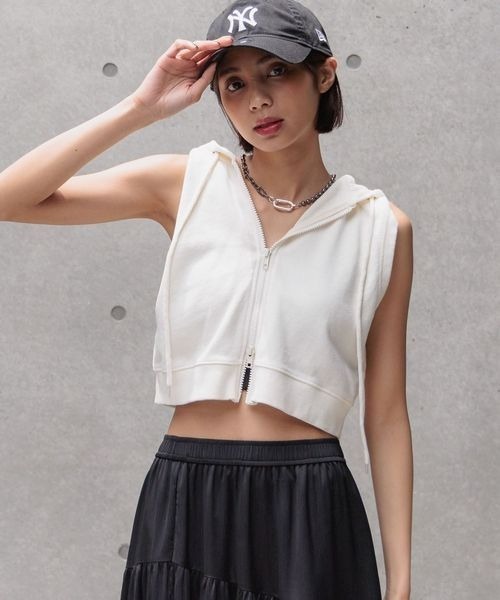 PAGEBOY（ページボーイ）の「ノースリーブショートZIPパーカー（パーカー・レディース・オフホワイト/グレー/チャコールグレー・FREE）」の2枚目の写真