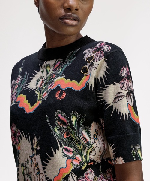 FRED PERRY(フレッドペリー)の「Amy Winehouse Printed Knitted T-Shirt/エイミー・ワインハウス プリントニットTシャツ(ニット/セーター・レディース・ブラック・10)」の2枚目の写真