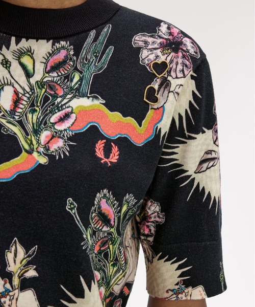 FRED PERRY(フレッドペリー)の「Amy Winehouse Printed Knitted T-Shirt/エイミー・ワインハウス プリントニットTシャツ(ニット/セーター・レディース・ブラック・10)」の4枚目の写真